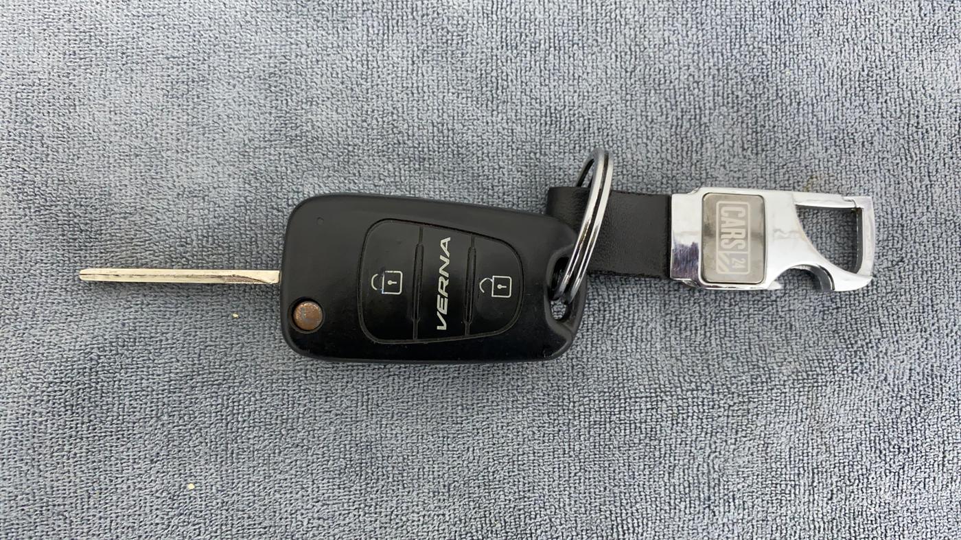2011 Hyundai Verna FLUIDIC 1.6 SX VTVT, Petrol, Manual, 44,483 km, Key Close Up