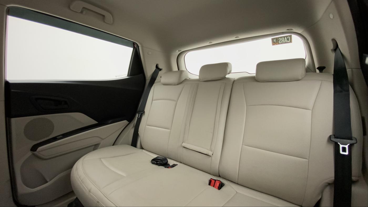 2021 Mahindra XUV300 W6 1.5 DIESEL AMT, Diesel, Automatic, 29,321 km, Right Side Rear Door Cabin