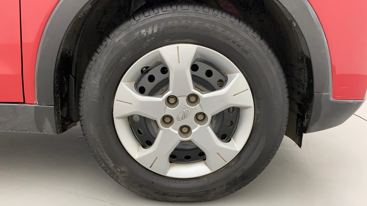 2021 Mahindra XUV300 W6 1.5 DIESEL AMT, Diesel, Automatic, 29,321 km, Right Front Wheel