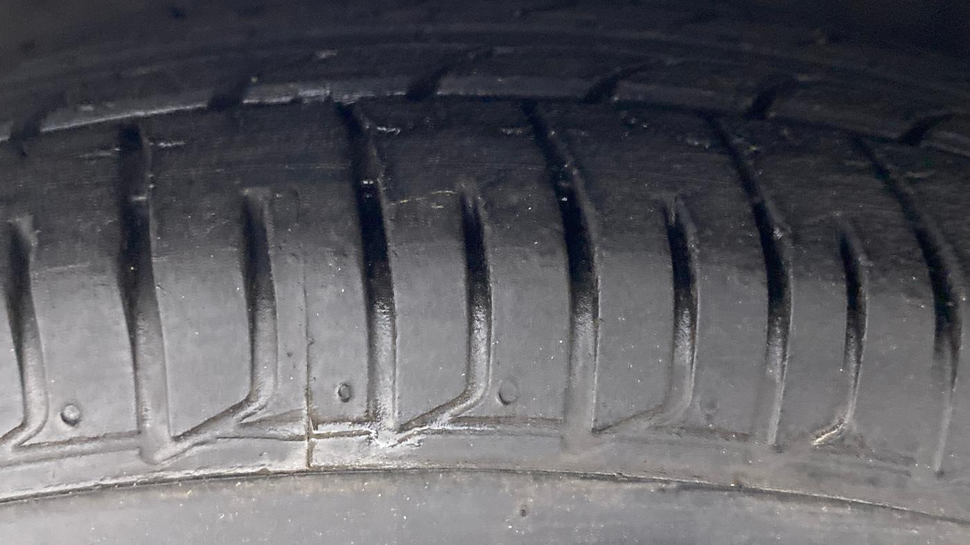 2015 Hyundai i10 SPORTZ 1.1 IRDE2, Petrol, Manual, 29,065 km, Left Front Tyre Tread