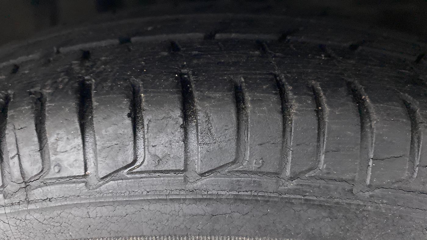 2015 Hyundai i10 SPORTZ 1.1 IRDE2, Petrol, Manual, 29,065 km, Right Front Tyre Tread
