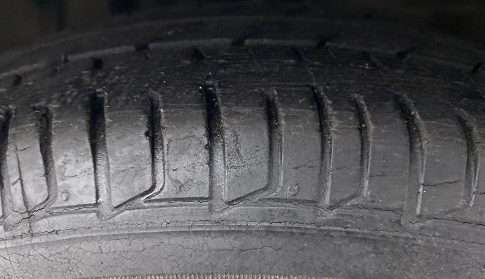 2015 Hyundai i10 SPORTZ 1.1 IRDE2, Petrol, Manual, 29,065 km, Right Front Tyre Tread
