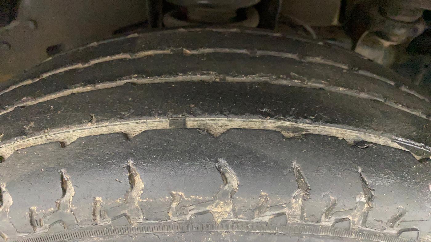 2017 Mahindra TUV300 T8, Diesel, Manual, 49,998 km, Right Front Tyre Tread