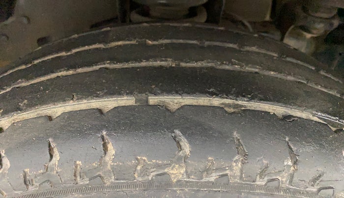 2017 Mahindra TUV300 T8, Diesel, Manual, 49,998 km, Right Front Tyre Tread