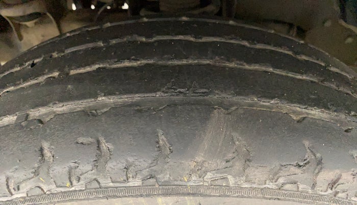 2017 Mahindra TUV300 T8, Diesel, Manual, 49,998 km, Left Front Tyre Tread