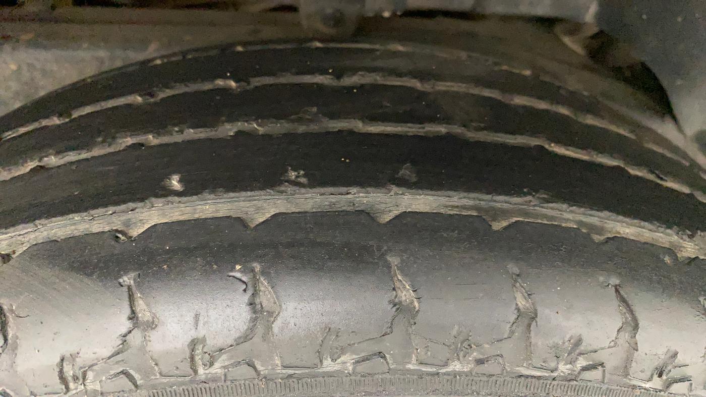 2017 Mahindra TUV300 T8, Diesel, Manual, 49,998 km, Left Rear Tyre Tread