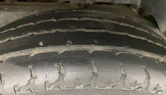 2017 Mahindra TUV300 T8, Diesel, Manual, 49,998 km, Left Rear Tyre Tread