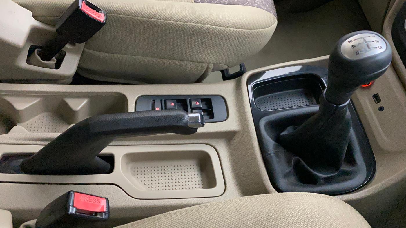2017 Mahindra TUV300 T8, Diesel, Manual, 49,998 km, Gear Lever
