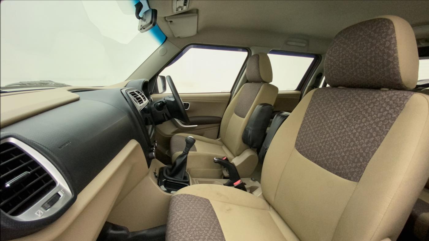 2017 Mahindra TUV300 T8, Diesel, Manual, 49,998 km, Right Side Front Door Cabin