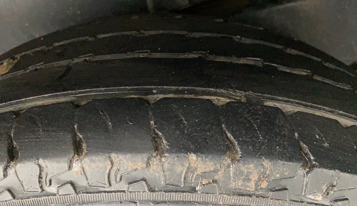2017 Mahindra TUV300 T8, Diesel, Manual, 49,998 km, Right Rear Tyre Tread