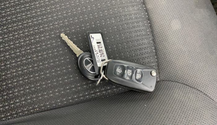 2017 Tata TIGOR XZ (O) PETROL, Petrol, Manual, 60,831 km, Key Close Up