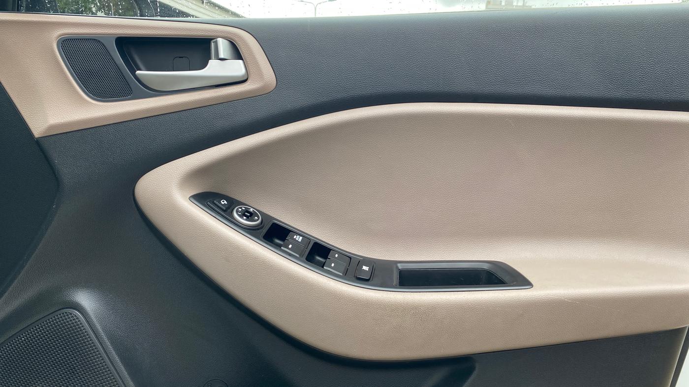 2020 Hyundai Elite i20 SPORTZ PLUS 1.2, Petrol, Manual, 40,105 km, Driver Side Door Panels Control
