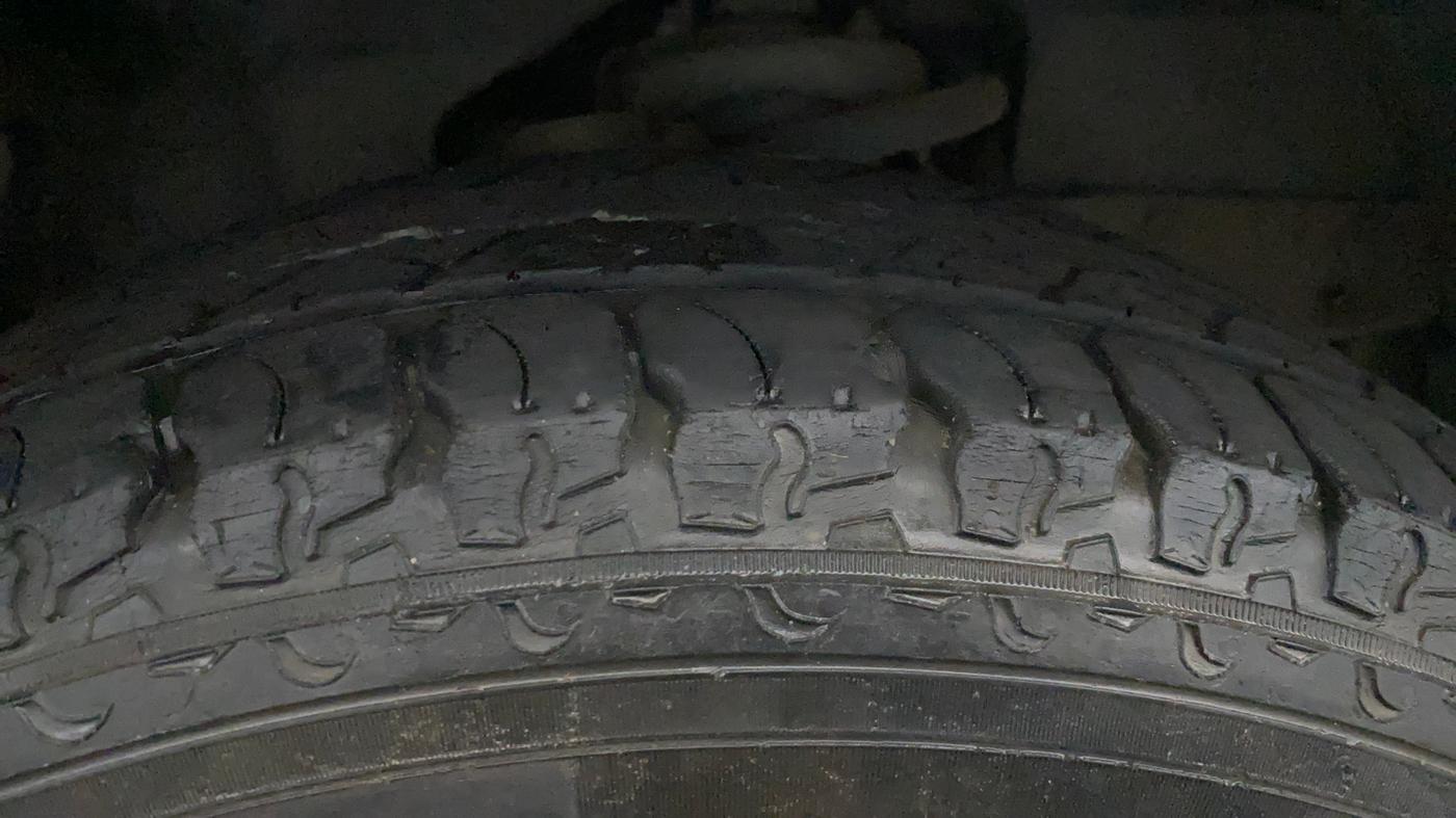 2017 Tata Safari Storme 2.2 EX 4X2, Diesel, Manual, 1,23,218 km, Right Front Tyre Tread