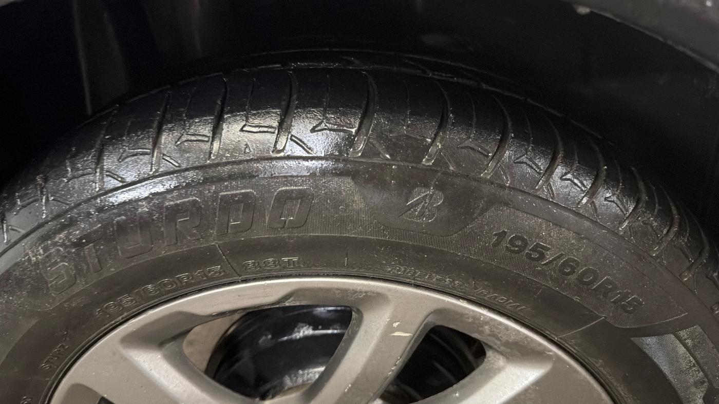 2018 Ford FREESTYLE TITANIUM 1.2 PETROL, Petrol, Manual, 1,07,569 km, Right Rear Tyre Tread