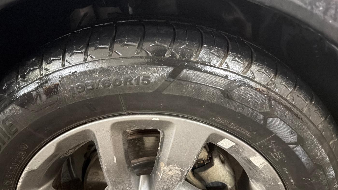 2018 Ford FREESTYLE TITANIUM 1.2 PETROL, Petrol, Manual, 1,07,569 km, Right Front Tyre Tread