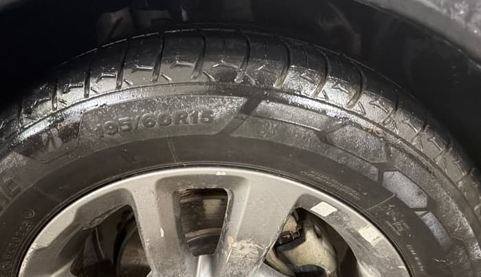 2018 Ford FREESTYLE TITANIUM 1.2 PETROL, Petrol, Manual, 1,07,569 km, Right Front Tyre Tread
