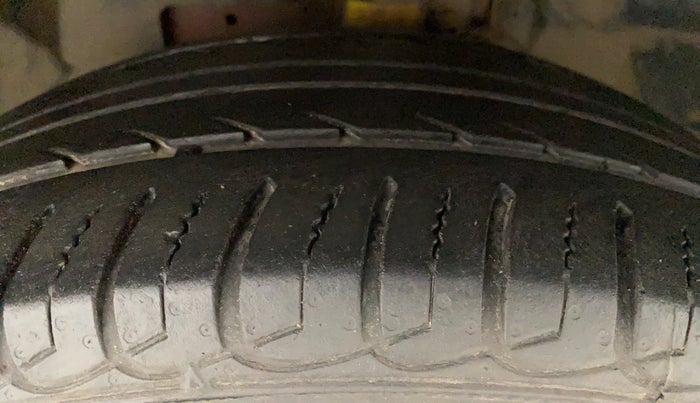 2018 Ford Ecosport TITANIUM 1.5L DIESEL, Diesel, Manual, 1,14,427 km, Left Front Tyre Tread