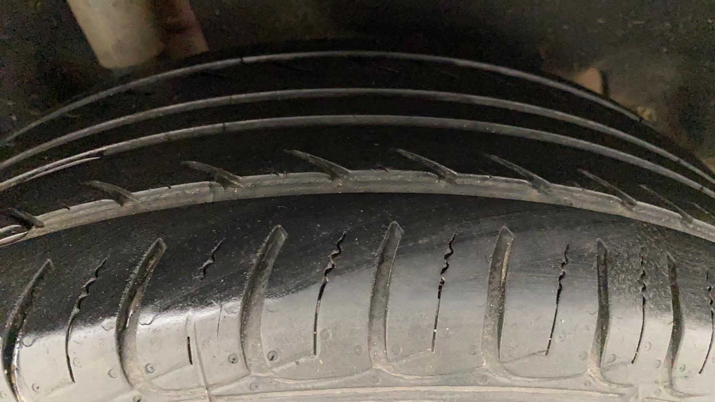 2018 Ford Ecosport TITANIUM 1.5L DIESEL, Diesel, Manual, 1,14,427 km, Right Rear Tyre Tread