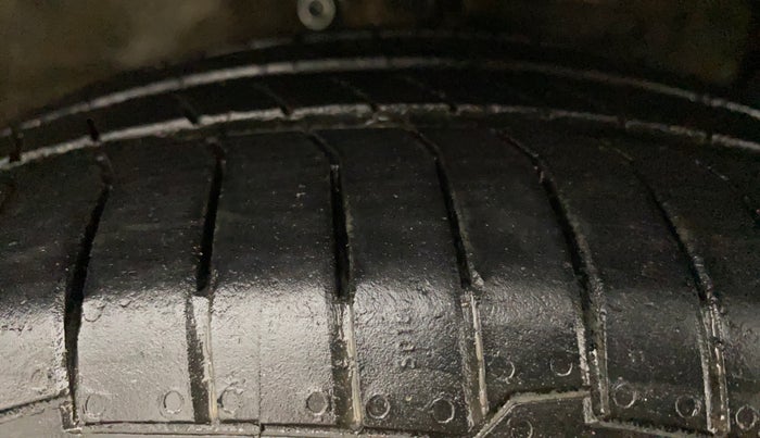 2012 Maruti Ertiga ZXI, Petrol, Manual, 65,874 km, Right Front Tyre Tread