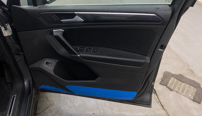 2018 Volkswagen TIGUAN HIGHLINE TDI AT, Diesel, Automatic, 1,41,504 km, Driver Side Door Panels Control