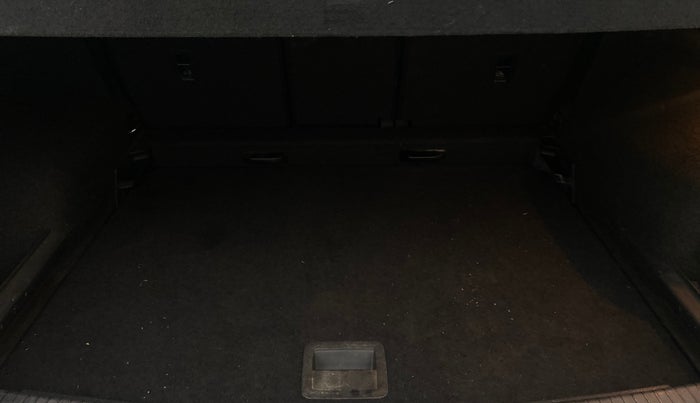 2018 Volkswagen TIGUAN HIGHLINE TDI AT, Diesel, Automatic, 1,41,504 km, Boot Inside