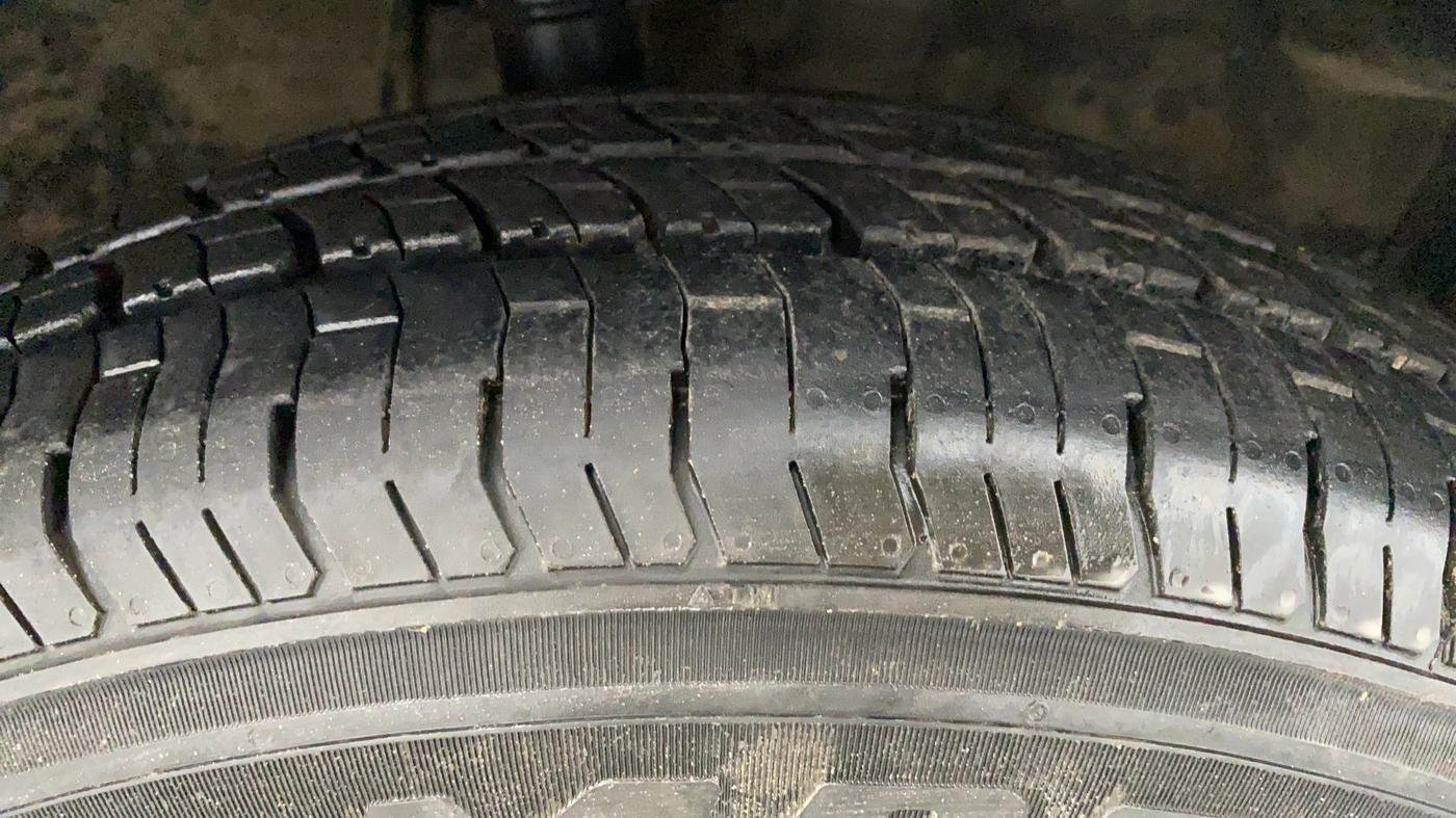 2011 Maruti Swift Dzire VXI, Petrol, Manual, 82,915 km, Right Front Tyre Tread