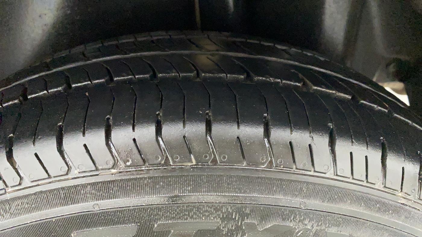 2011 Maruti Swift Dzire VXI, Petrol, Manual, 82,915 km, Left Rear Tyre Tread