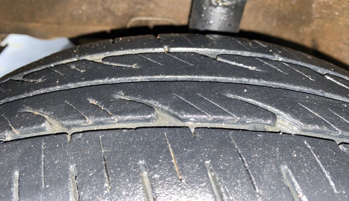 2013 Hyundai Eon ERA +, Petrol, Manual, 51,665 km, Left Front Tyre Tread