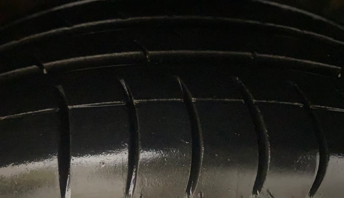 2014 Maruti Ritz ZXI, Petrol, Manual, 52,114 km, Right Front Tyre Tread