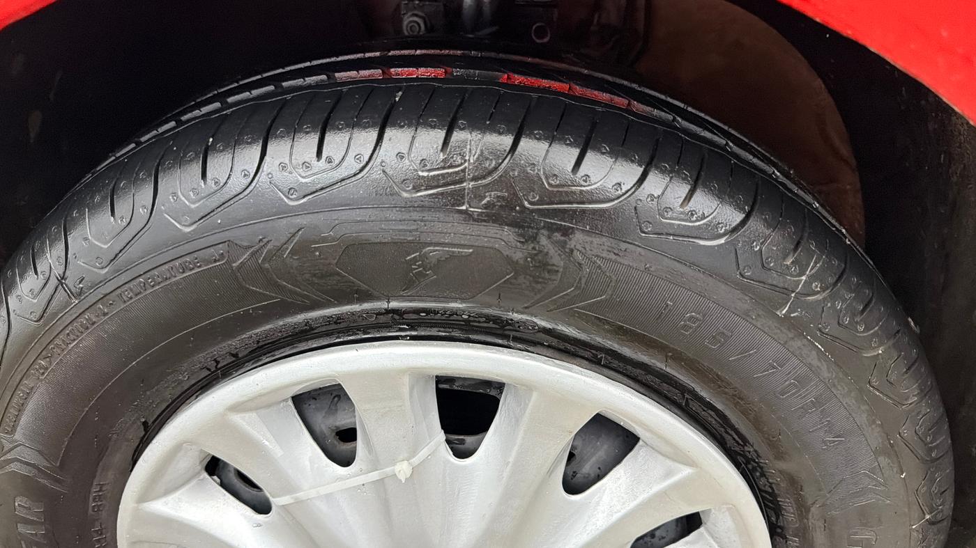 2021 Volkswagen Polo TRENDLINE 1.0L, Petrol, Manual, 1,21,569 km, Left Front Tyre Tread