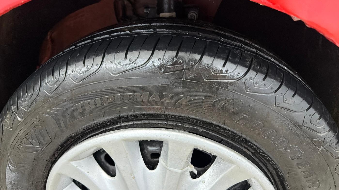 2021 Volkswagen Polo TRENDLINE 1.0L, Petrol, Manual, 1,21,569 km, Right Front Tyre Tread