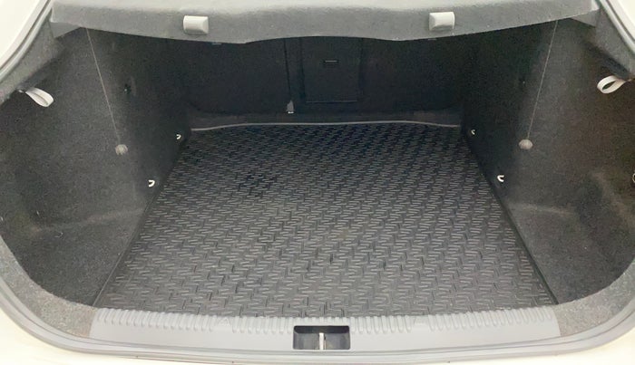 2017 Skoda Octavia STYLE PLUS AT 1.8 TSI, Petrol, Automatic, 50,858 km, Boot Inside