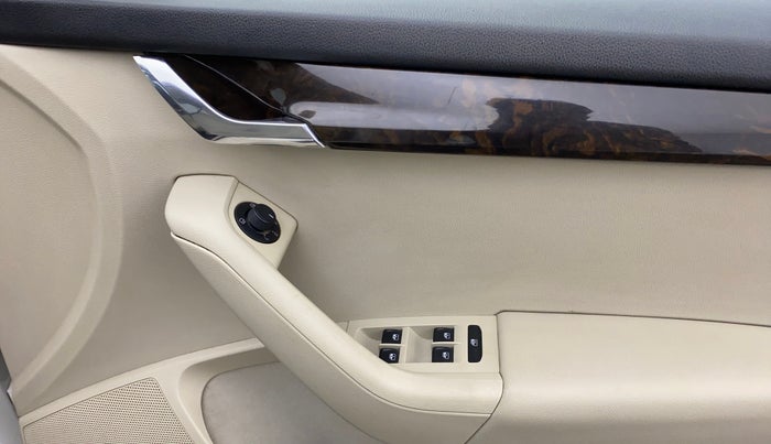 2017 Skoda Octavia STYLE PLUS AT 1.8 TSI, Petrol, Automatic, 50,858 km, Driver Side Door Panels Control