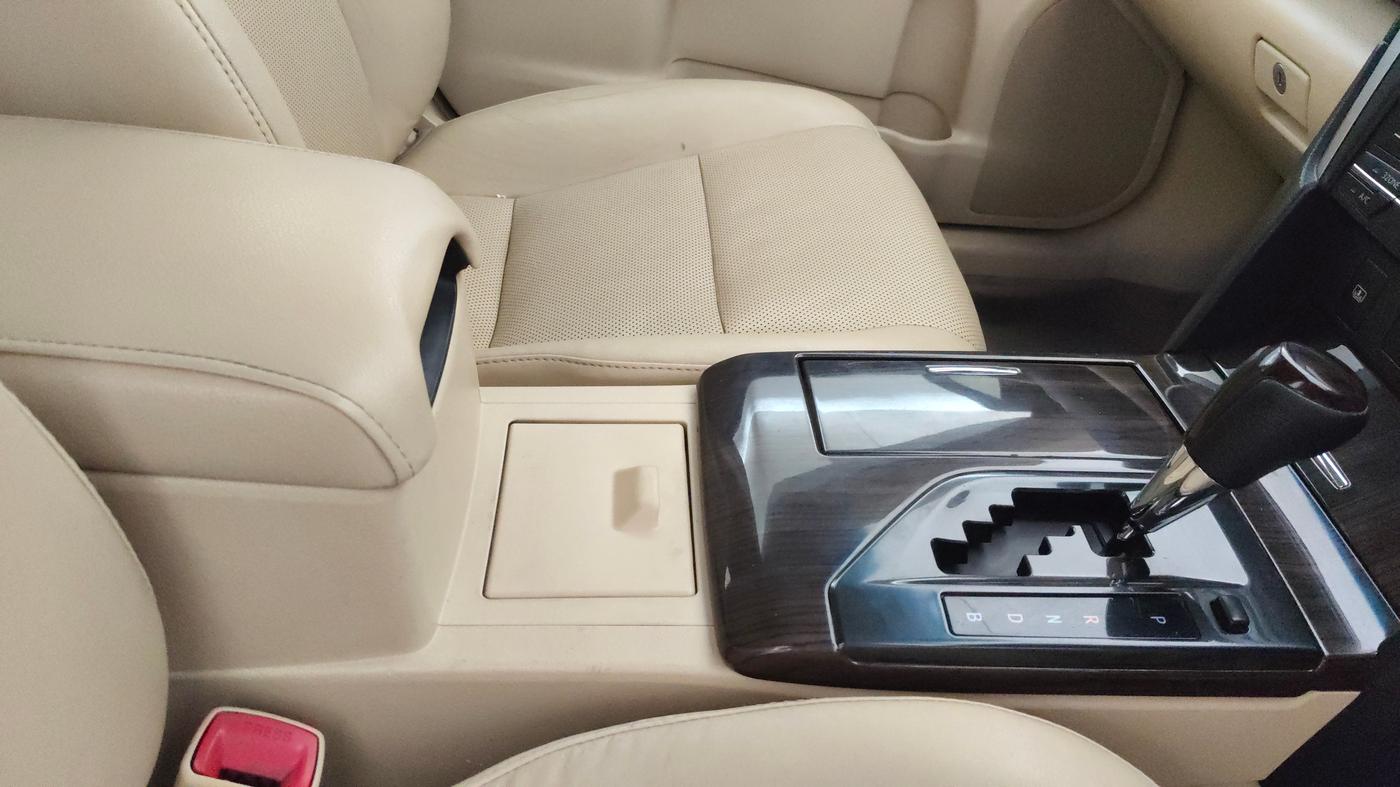 2016 Toyota Camry HYBRID, Hybrid, Automatic, 75,190 km, Gear Lever