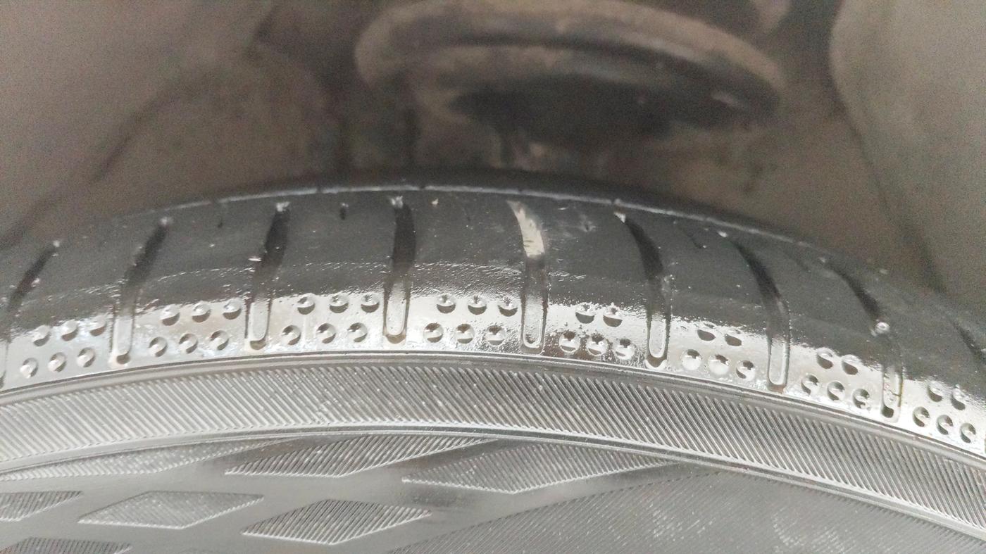 2016 Toyota Camry HYBRID, Hybrid, Automatic, 75,190 km, Left Front Tyre Tread