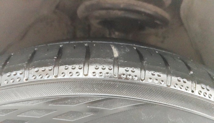 2016 Toyota Camry HYBRID, Hybrid, Automatic, 75,189 km, Left Front Tyre Tread