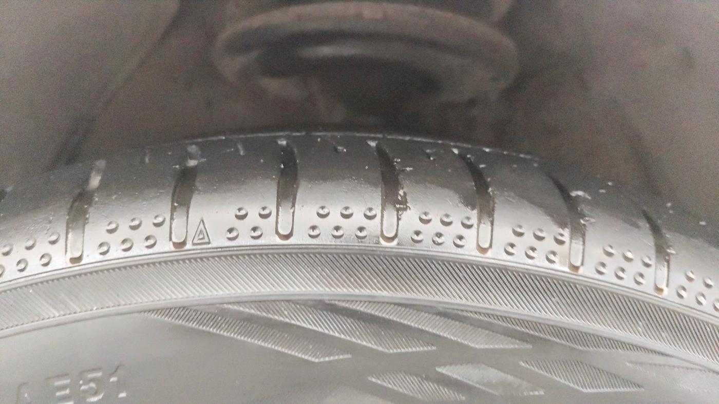 2016 Toyota Camry HYBRID, Hybrid, Automatic, 75,190 km, Right Front Tyre Tread