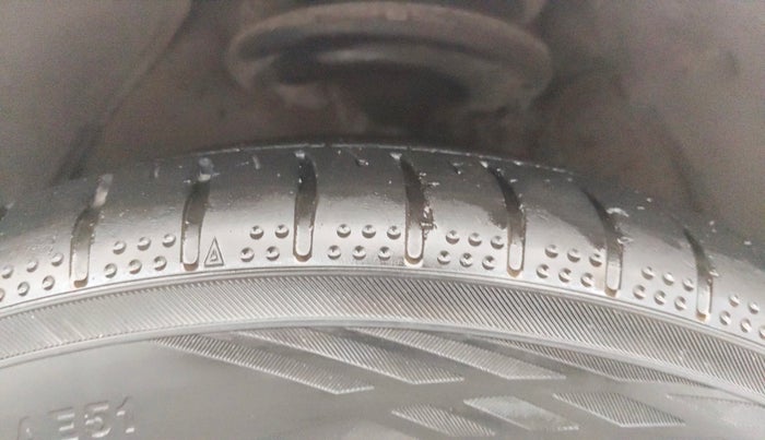 2016 Toyota Camry HYBRID, Hybrid, Automatic, 75,189 km, Right Front Tyre Tread