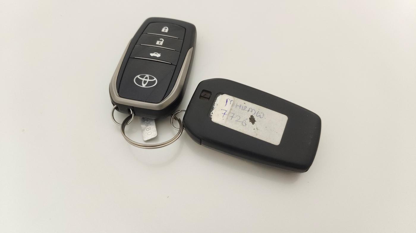 2016 Toyota Camry HYBRID, Hybrid, Automatic, 75,190 km, Key Close Up