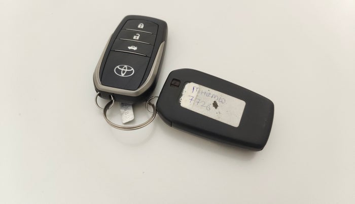 2016 Toyota Camry HYBRID, Hybrid, Automatic, 75,189 km, Key Close Up