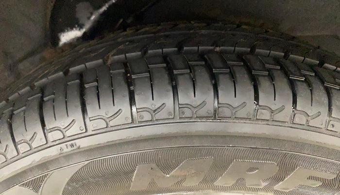 2015 Hyundai i10 SPORTZ 1.1, Petrol, Manual, 82,983 km, Left Front Tyre Tread