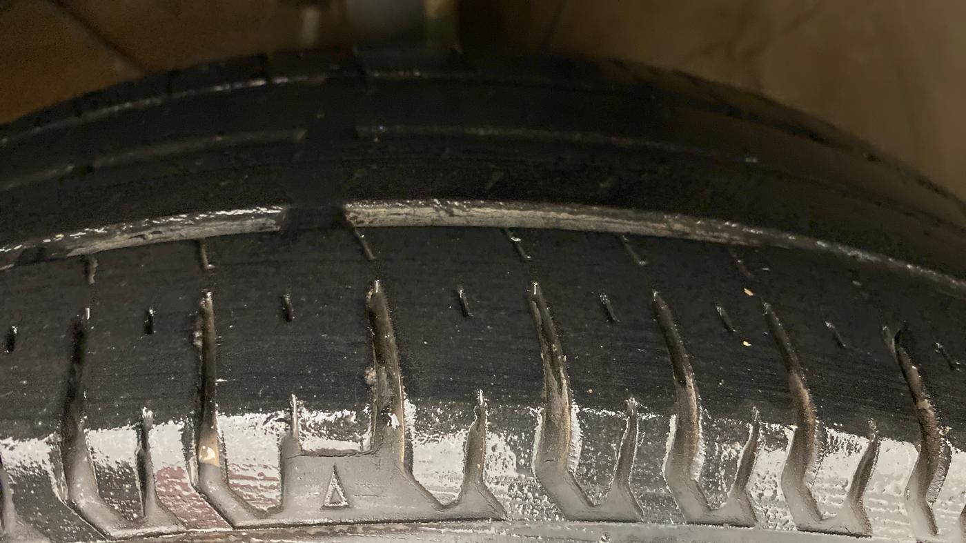2018 Maruti Swift VXI, Petrol, Manual, 35,562 km, Left Front Tyre Tread