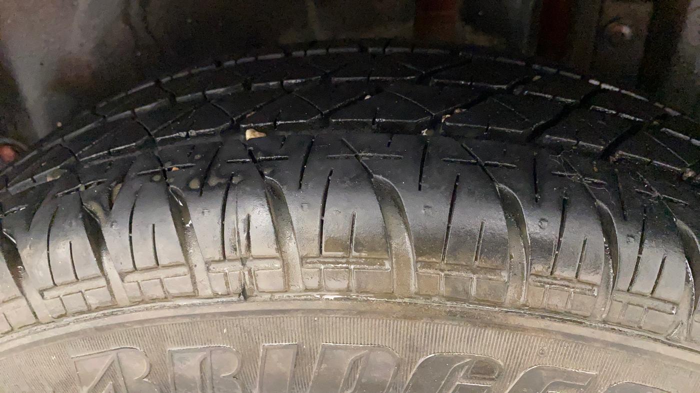 2013 Maruti Swift VXI, Petrol, Manual, 88,195 km, Left Rear Tyre Tread