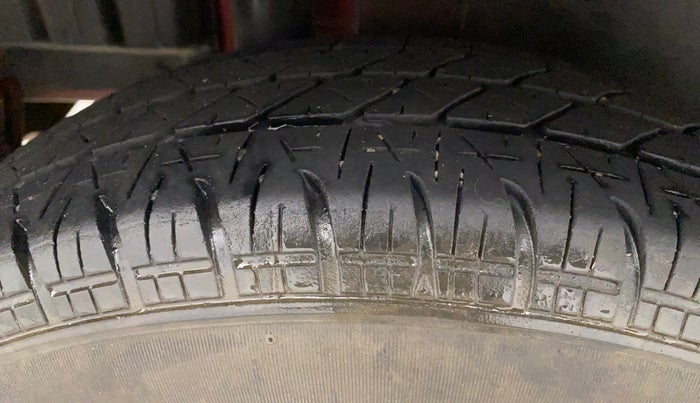 2013 Maruti Swift VXI, Petrol, Manual, 88,195 km, Right Rear Tyre Tread