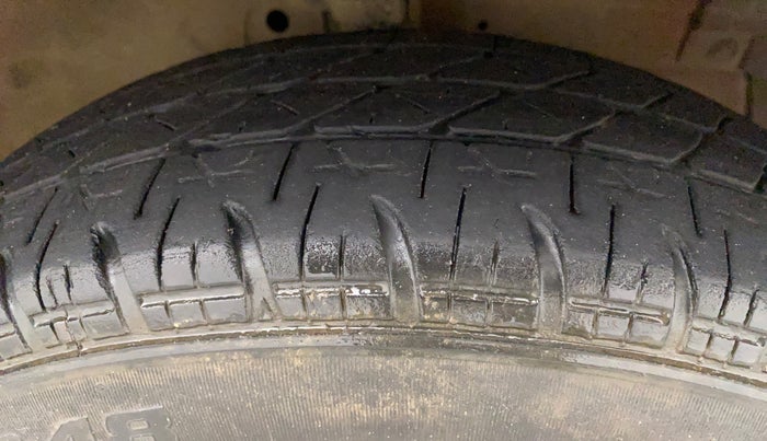2013 Maruti Swift VXI, Petrol, Manual, 88,195 km, Right Front Tyre Tread