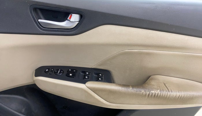 2017 Hyundai Verna 1.6 SX (O) CRDI MT, Diesel, Manual, 1,22,280 km, Driver Side Door Panels Control