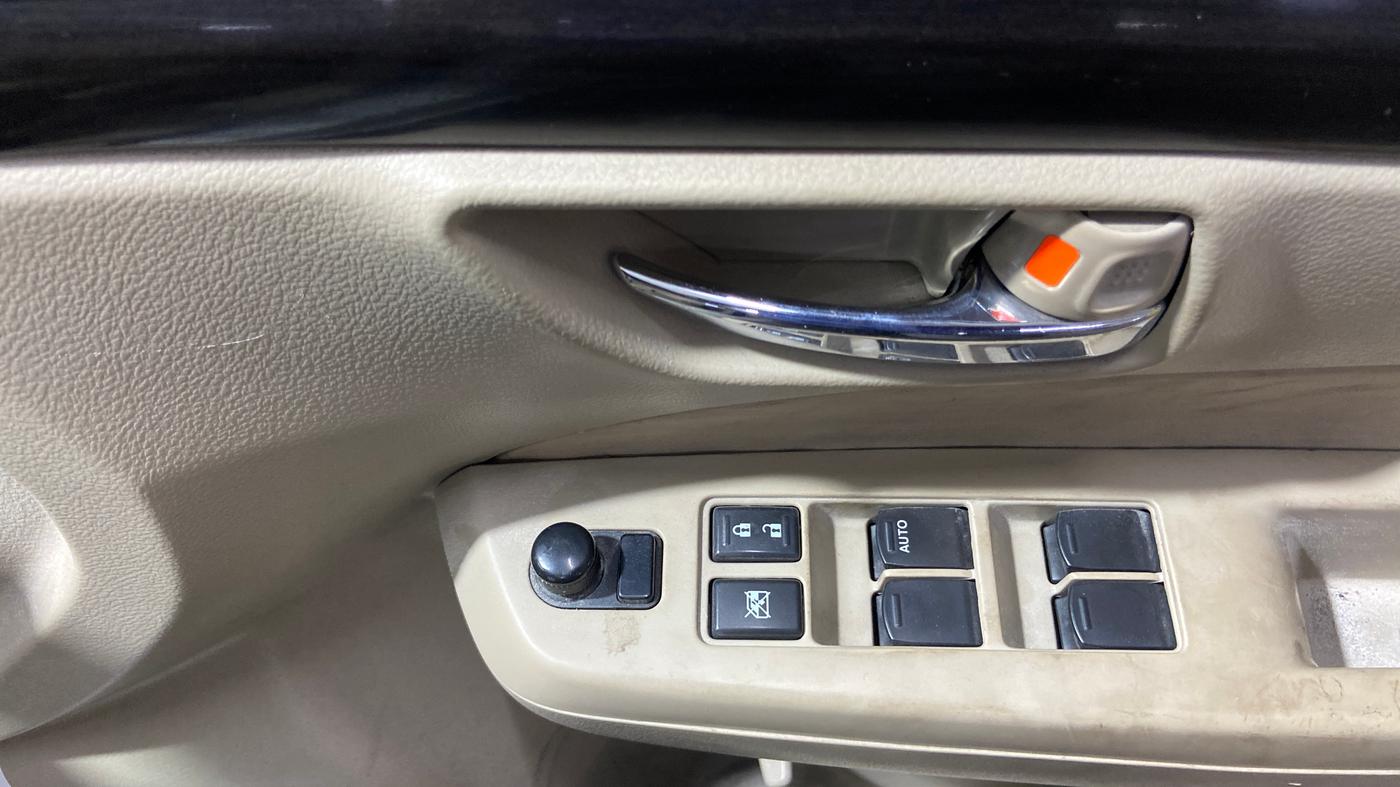 2015 Maruti Ciaz ZXI, Petrol, Manual, 1,27,674 km, Driver Side Door Panels Control
