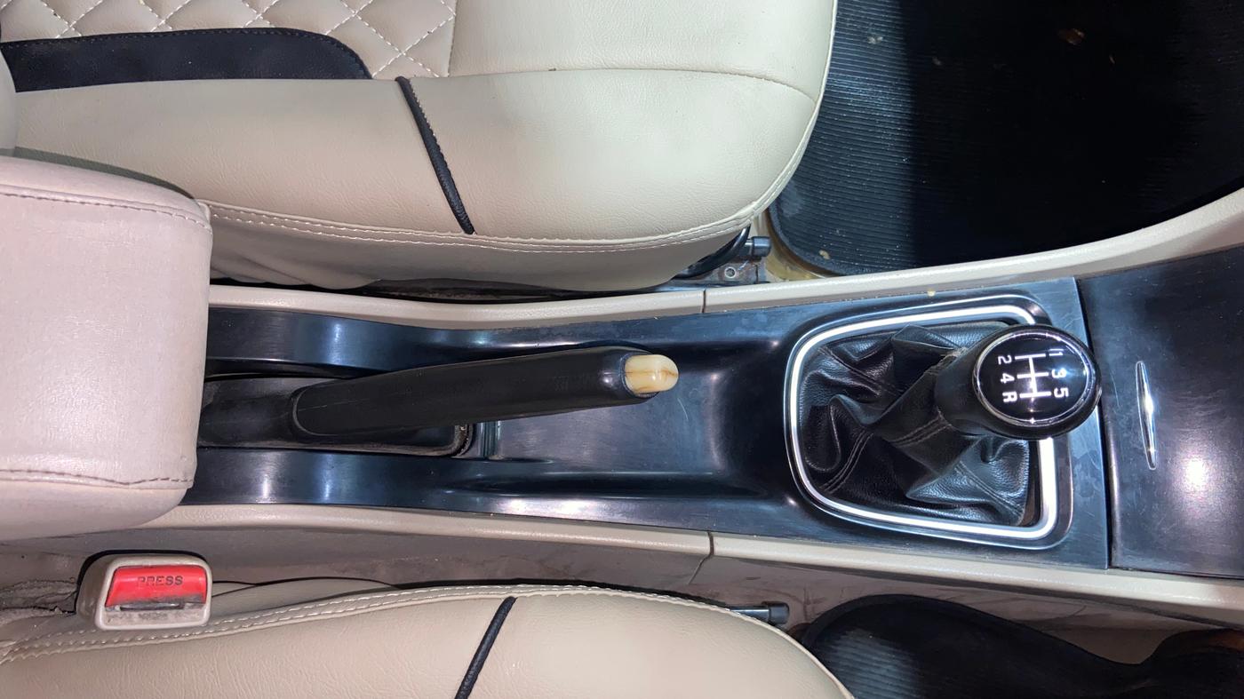2015 Maruti Ciaz ZXI, Petrol, Manual, 1,27,674 km, Gear Lever
