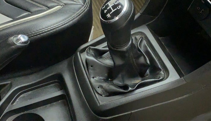 2021 Maruti Vitara Brezza VXI, Petrol, Manual, 41,176 km, Gear lever - Boot Cover minor damage