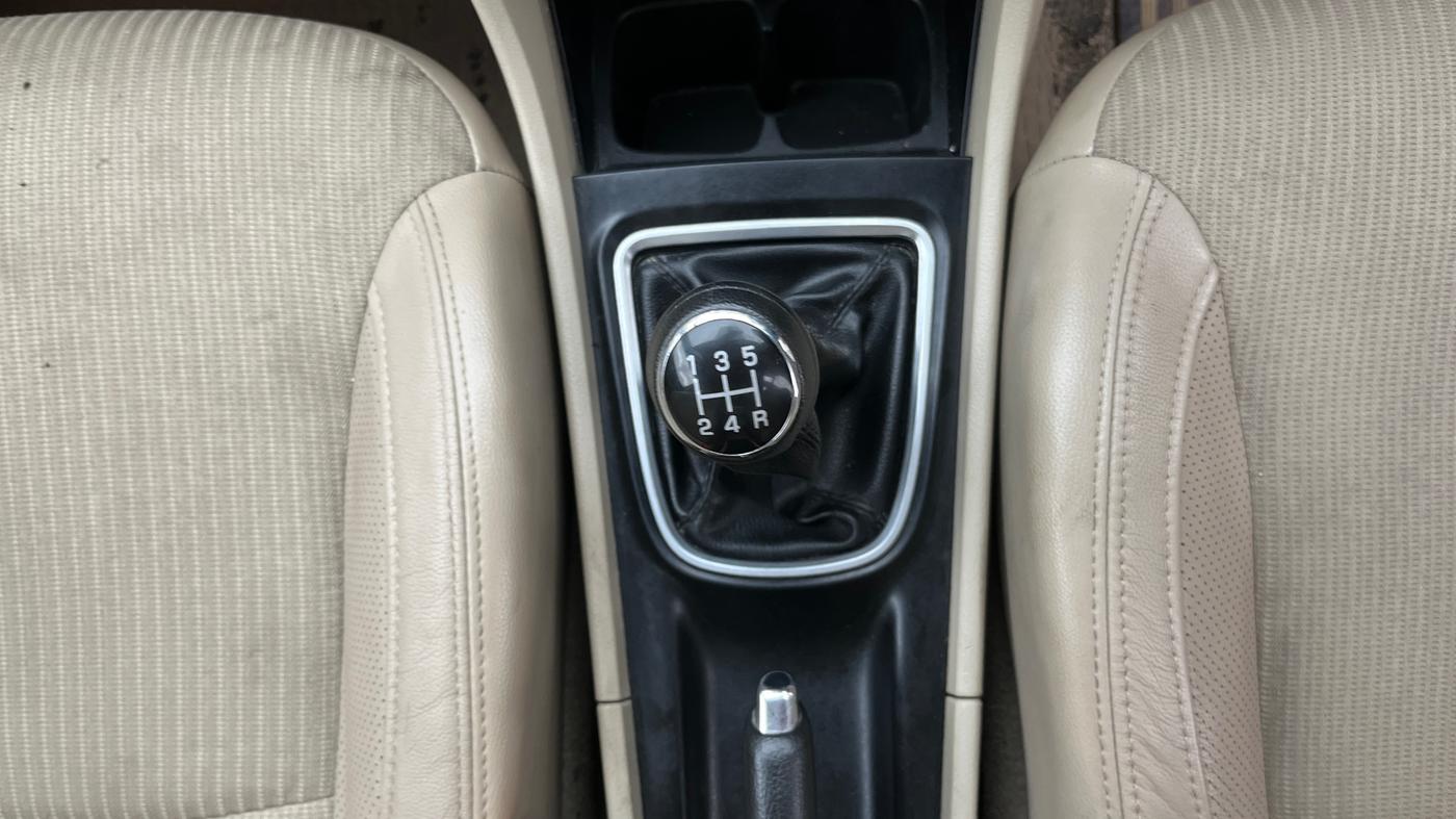 2016 Maruti Ciaz ZDI SHVS, Diesel, Manual, 89,657 km, Gear Lever